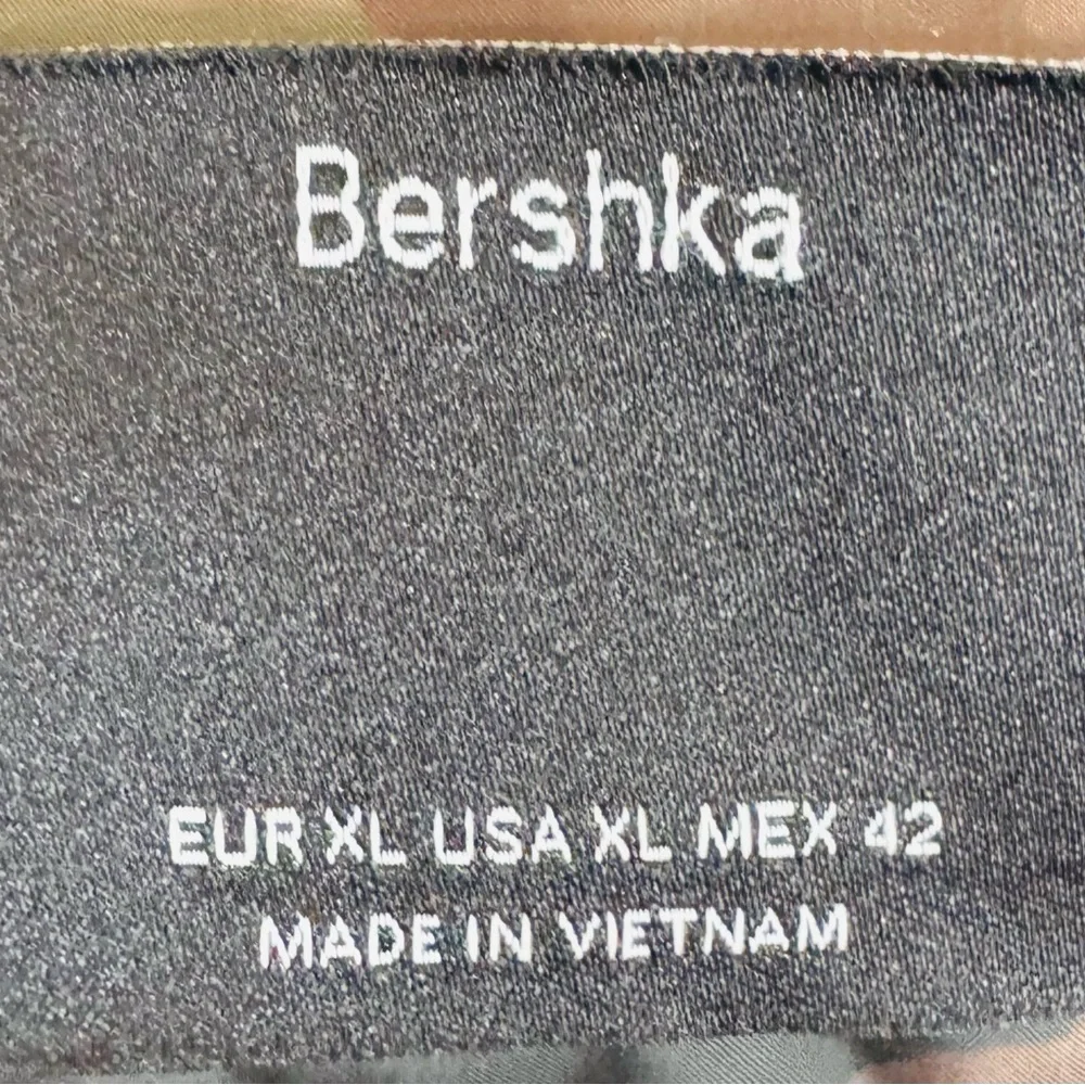 Bershka 100% Polyester‎ Camo Print Men’s XL w/ Pockets Zip Up Puffer Vest
